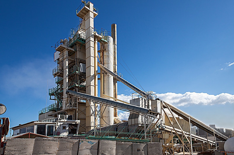 Cement production plant with rotary kiln, pre-heater tower, and grinding mills —
demonstrating ZHILI heat-resistant steel castings and CrC overlay mill liners
in cement manufacturing environment