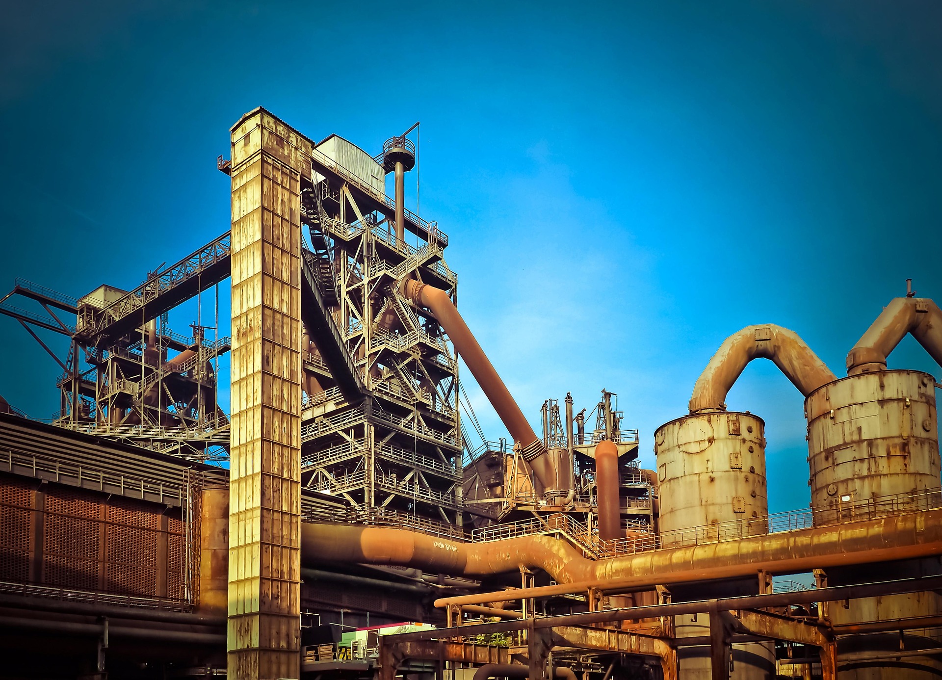 Cement production plant with rotary kiln, pre-heater tower, and grinding mills —
demonstrating ZHILI heat-resistant steel castings and CrC overlay mill liners
in cement manufacturing environment