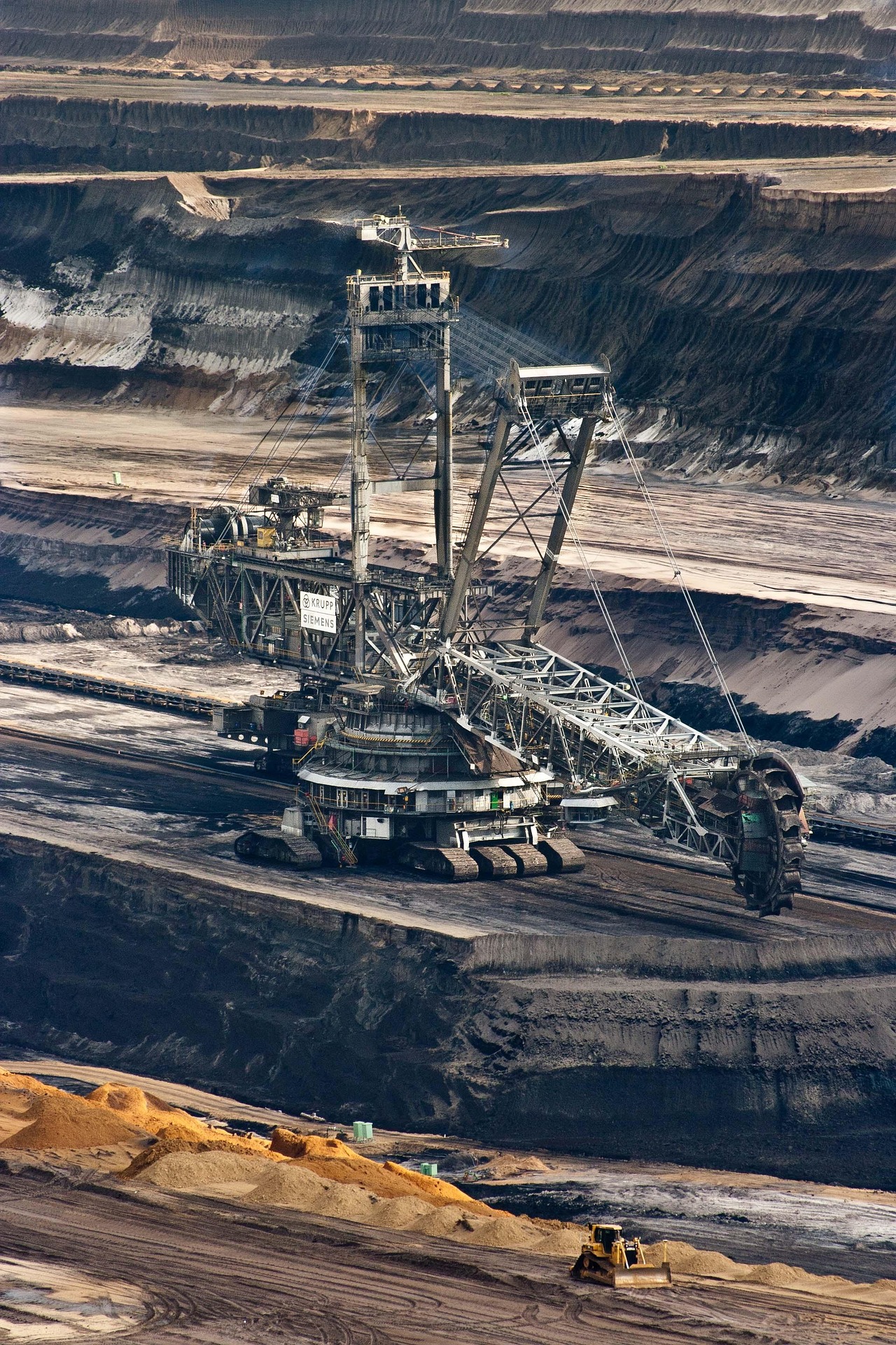 Open-pit mining quarry with jaw crusher processing high-silica granite —
showcasing real-world application of ZHILI crusher wear parts
in harsh mining conditions